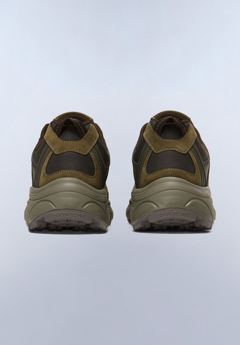 Braune und grüne Sportschuhe mit einem strukturierten Obermaterial aus Stoff, gepolstertem Kragen und einer robusten Gummisohle, mit Branding an der Ferse.