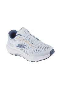 Zapatilla deportiva de color azul claro con parte superior de malla, acentos en azul marino, suela acolchada y un patrón texturizado para la transpirabilidad y el soporte.