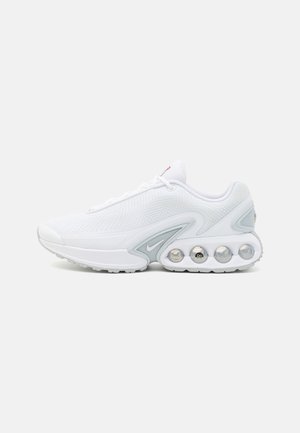 Biały sportowy but z cholewką z siateczki, amortyzowaną podeszwą z czterema widocznymi poduszkami powietrznymi i małym logo Nike na śródpodeszwie.
