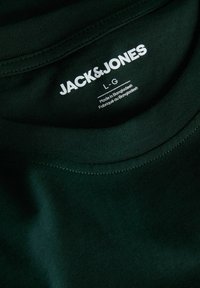 Σκούρο πράσινος γιακάς πουκάμισου Jack & Jones με μέγεθος L-G και κείμενο "Made in Bangladesh" στο εσωτερικό του λαιμού.