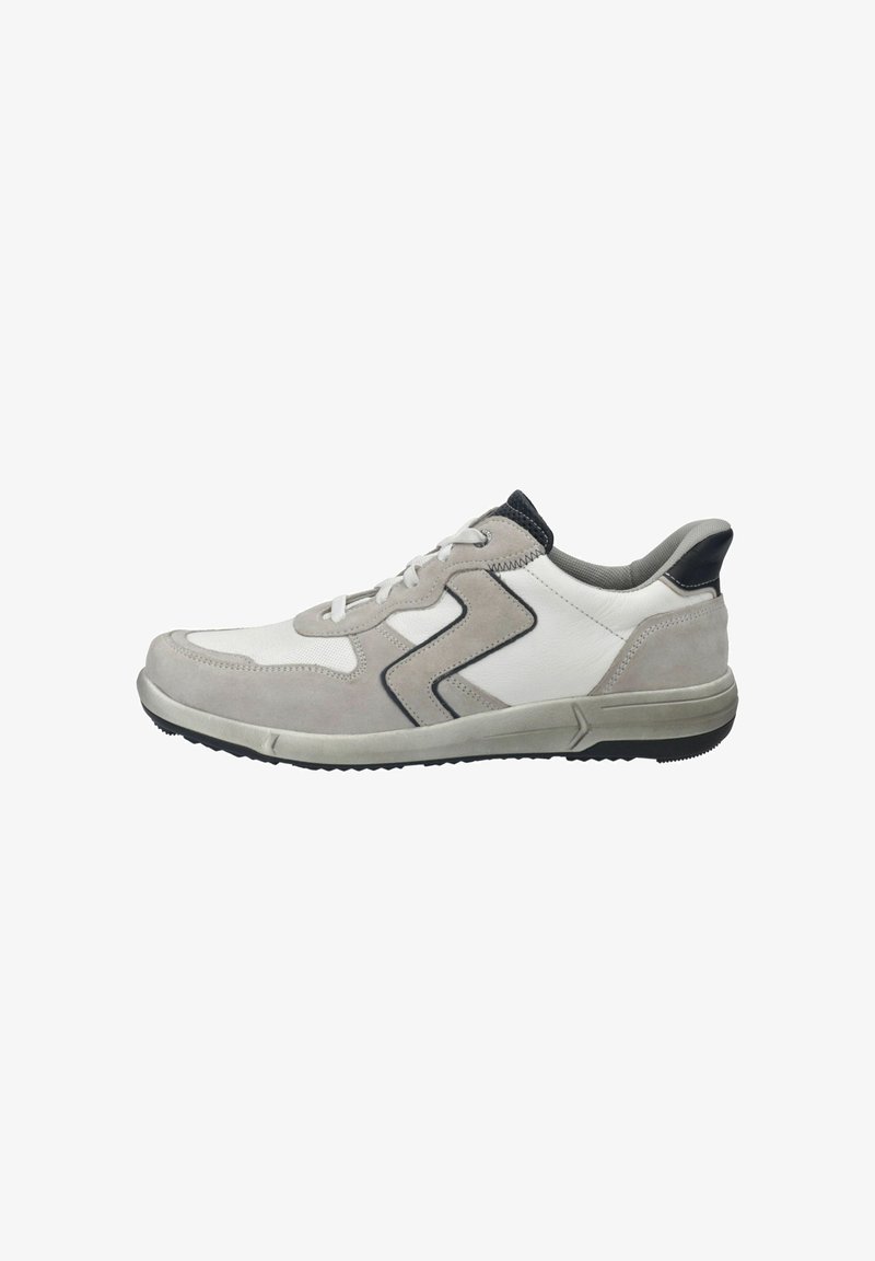 Baskets pour hommes combinant cuir blanc et suède gris. Accents noirs distincts sur le talon et le côté, semelle extérieure texturée pour une meilleure adhérence.