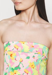 Gina Tricot Petite TUBE DRESS - Cocktailkjole / festkjole - flowerfield aop (3751)