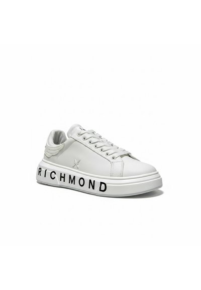 Witte lage sneaker met veters, vleugeldetail op de hiel en "RICHMOND" in zwart gedrukt op de dikke zool.