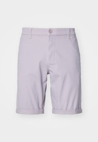 Shorts violets clairs avec des revers, fabriqués à partir d'un tissu lisse. Présentent des poches avant et une fermeture à bouton sécurisée.