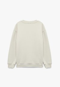 Lichtbeige sweatshirt met ronde hals en lange mouwen, met ribgebreide manchetten en ribgebreide zoom, van achteren weergegeven op een witte achtergrond.