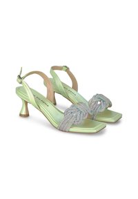 Sandali slingback in satin verde con punta quadrata, caratterizzati da un dettaglio a nodo di strass e un piccolo tacco metallico. Texture liscia in tutto il prodotto.