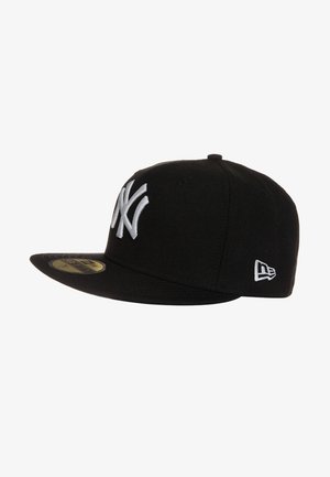Cappellino New Era nero con visiera piatta, caratterizzato da un logo bianco della squadra di baseball New York Yankees ricamato in evidenza sulla parte anteriore e da un logo bianco sul lato.