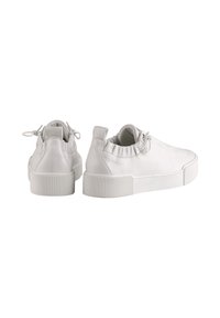 Para białych sneakersów wsuwanych z elastycznymi kołnierzami, sznurówkami na suwak i grubymi żebrowanymi gumowymi podeszwami, przedstawiona z tyłu i boku.