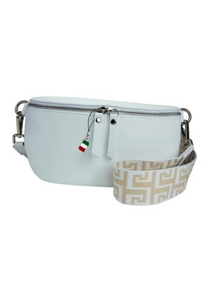 Witte gestructureerde leren crossbodytas met zilveren rits, afneembare beige en witte band met patroon, en een klein Italiaans vlaggetje aan de ritssluiting.