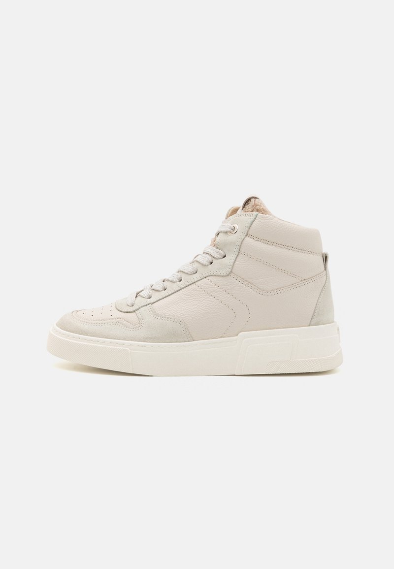 Baskets montantes en cuir et daim beige clair avec lacets, col de cheville rembourré et semelle épaisse en caoutchouc blanc sur un fond uni.