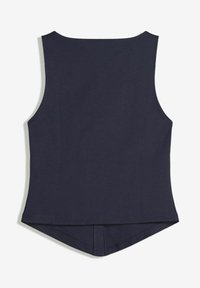 Top sans manches bleu marine avec un ourlet arrière légèrement plus long et un design simple et épuré, montré de dos sur un fond blanc.