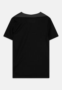 Mustast lühikeste varrukatega t-särk, millel on ümmargune kaelus ja sile tekstuur. Disain on ühevärviline, ilma nähtavate mustrite või detailideta.