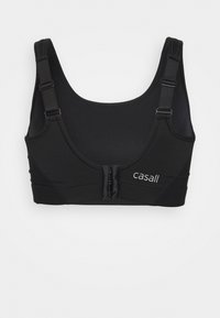Czarny stanik sportowy z regulowanymi ramiączkami, zapięciem na haplę z przodu, fakturowanymi bocznymi panelami oraz białym logo "casall" na dolnym prawym boku.