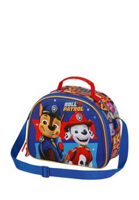 Bolsa de almuerzo con personajes de dibujos animados en azul, rojo y amarillo. Forma curvada con mango rojo, correa azul y patrones impresos coloridos.