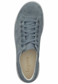 Baskets en suède gris avec un bout arrondi, des lacets plats et une semelle en caoutchouc blanche. L'intérieur présente une doublure de couleur claire avec un logo.