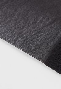 Tejido textil negro con una superficie suave y texturizada, que presenta un ligero brillo y un borde liso. El material parece ligero y flexible.