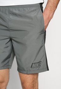 Nike Performance ACADEMY 23 - Pantalón corto de deporte - cool grey anthracite