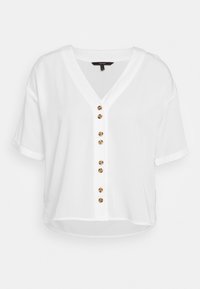 Blusa bianca a maniche corte con scollatura a V, caratterizzata da bottoni dorati sul davanti, texture liscia e vestibilità rilassata con orlo arrotondato.