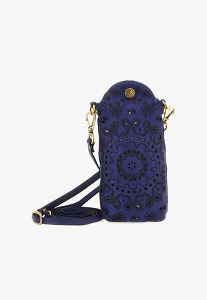 Borsa a tracolla blu navy con intricati motivi paisley neri, hardware in tono oro e una tracolla regolabile arrotolata accanto.