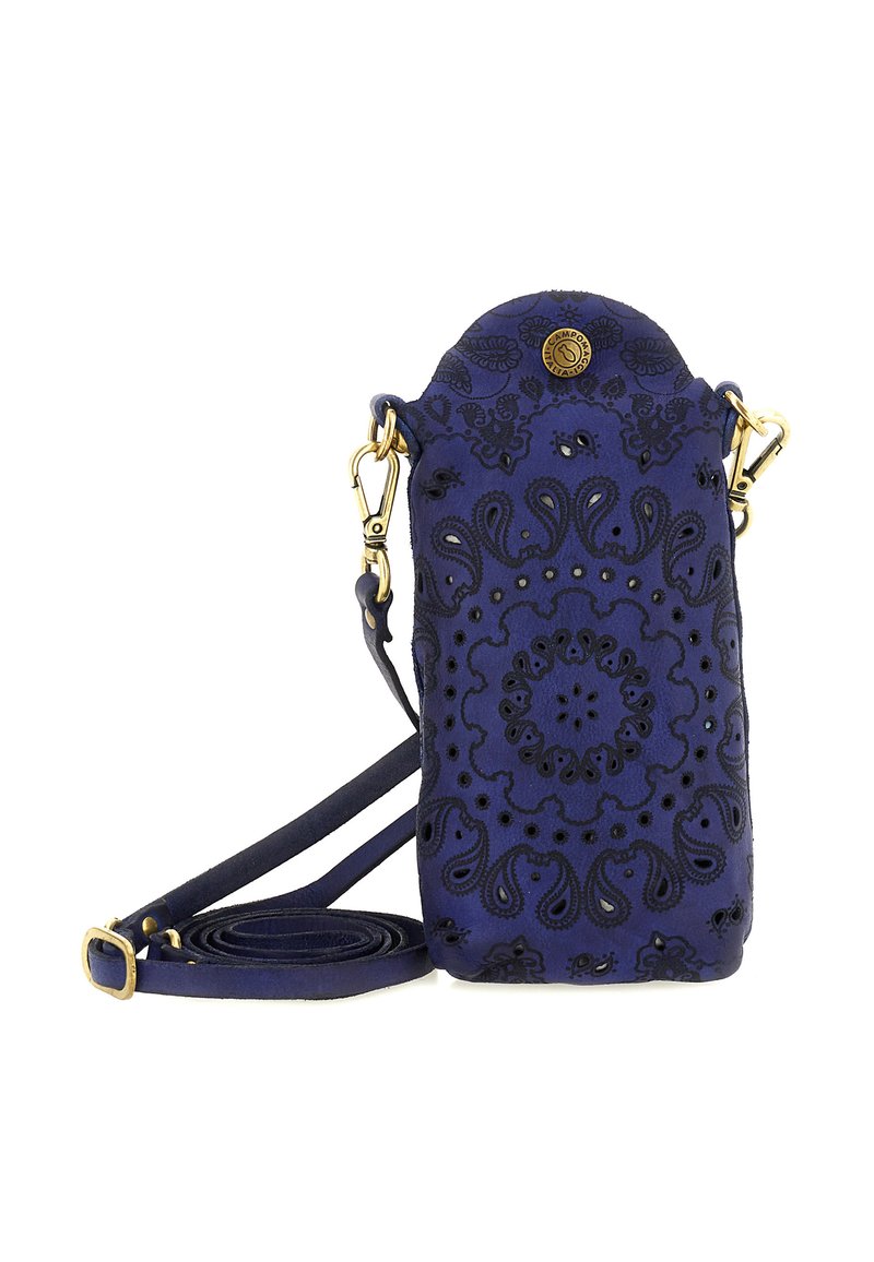 Borsa a tracolla blu navy con intricati motivi paisley neri, hardware in tono oro e una tracolla regolabile arrotolata accanto.