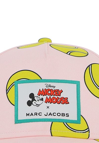 Cappellino da baseball rosa con grafiche di palline da tennis gialle. La toppa frontale mostra "Disney Mickey Mouse x Marc Jacobs" con un personaggio dei cartoni animati.