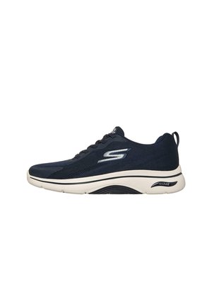Zapatilla Skechers Arch Fit negra con suela blanca, diseño con cordones y logo en el lateral y talón para soporte del arco.