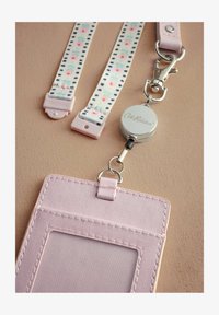 Nevybráno, pink dolly muse