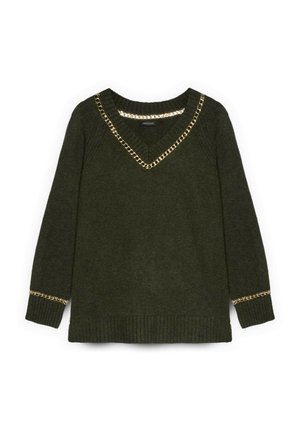 Pulover verde măsliniu cu decolteu în V, împodobit cu accente decorative din lanțuri aurii de-a lungul gâtului și mansetelor, și cu tiv și mâneci ribbate.