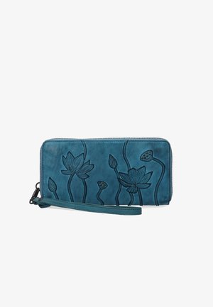 Turquoise leren portemonnee met geperste lotusbloemontwerpen, ritssluiting en afneembare riem. Gladde textuur met matte afwerking.