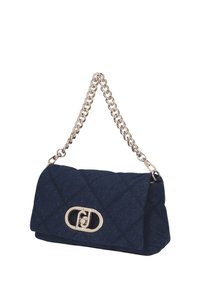 Borsa trapuntata in denim blu navy con tracolla a catena argentata e chiusura con logo CC sul davanti, caratterizzata da una forma rettangolare e una texture morbida.