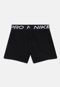 Čierne športové šortky s širokým pásom, na ktorom sú biele potlače "PRO N" a "NIKE". Tkanina vyzerá mäkko a pružne.