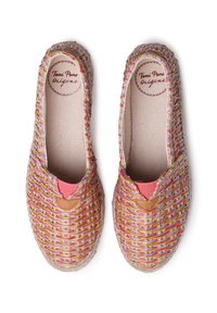 Espadrillas intrecciate in fibre sintetiche multicolori, con un interno in tessuto rosa e dettagli in pelle beige sulla punta. Forma arrotondata.