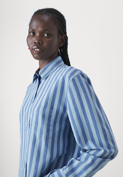 Gestreifte button-up Hemd in Hellblau und Marineblau. Verfügt über einen Kragen, lange Ärmel und eine Brusttasche. Weicher, glatter Stoff.