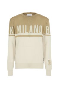 Maglione lavorato a maglia beige e crema con colletto a girocollo, caratterizzato dalla scritta "MILANO" in stampa grassetto e dall'anno "2026" sulla manica.