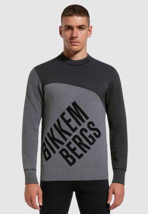Maglione a maglia grigio e nero con scollo a girocollo, stampa grafica diagonale "BIKKEM BERGS" e polsini a coste con finitura testurizzata.