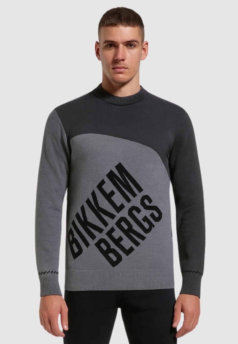 Maglione a maglia grigio e nero con scollo a girocollo, stampa grafica diagonale "BIKKEM BERGS" e polsini a coste con finitura testurizzata.