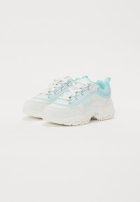 Sneaker azzurri e bianchi caratterizzati da una suola spessa, tessuto a rete e dettagli testurizzati. Include chiusura con lacci e linguetta sul tallone.