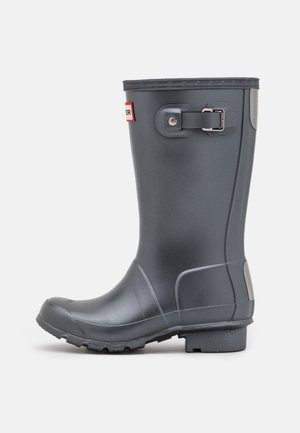 Botte de pluie en caoutchouc noire mi-mollet avec boucle latérale réglable et semelle texturée pour une meilleure adhérence, montrée en profil gauche sur fond blanc.