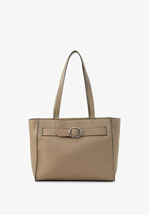Beige leren tote tas met dubbele schouderriemen en een decoratieve horizontale riem met zilveren gesp aan de voorkant.