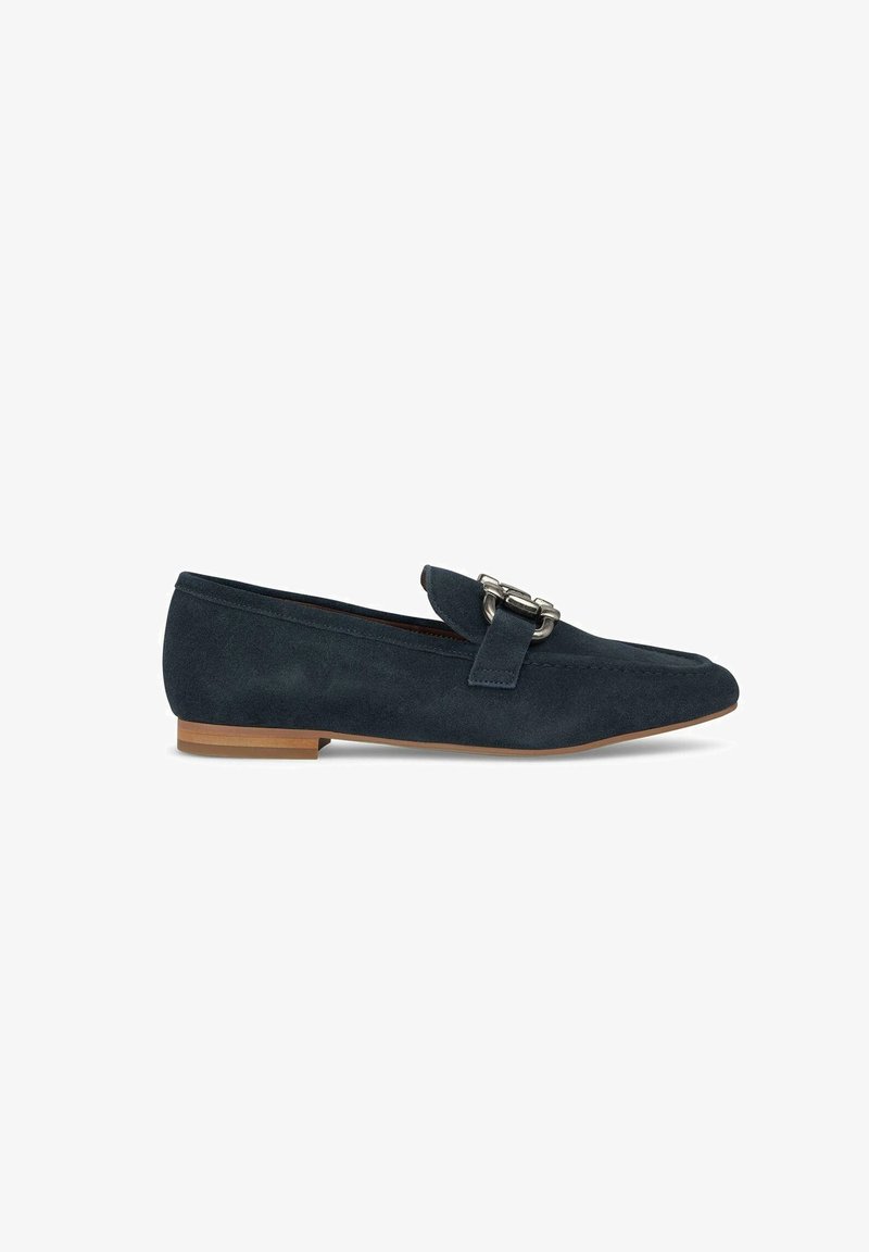 Donkerblauwe nubuckleer loafers met een lage profiel, een decoratieve band en zilveren hardwaredetails. Vlakke zool met subtiele nerfstructuur.