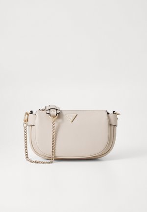 Borsa a mano in pelle beige con forma curvata, tracolla in catena dorata e dettaglio logo triangolare sulla parte anteriore. Texture liscia con cuciture sottili.