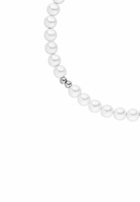 Perlenkette mit gleichmäßig großen weißen Perlen und einem silbernen Akzentperle, die eine glatte, glänzende Oberfläche und klassische runde Form zeigt.