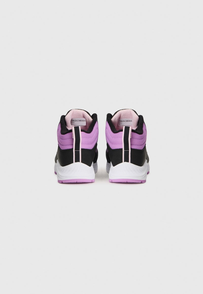 Czarno-fioletowe sneakersy Skechers wyeksponowane z tyłu, z różowym wykończeniem i białą podeszwą z fioletowymi akcentami na neutralnym tle.