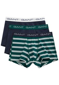 Trzy pary męskich bokserków w kolorze granatowym, ciemnozielonym w białe paski oraz jednolicie zielonym. Każda para ma elastyczny pasek z logo.