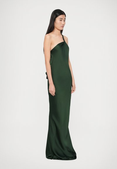 Rochie de seară din satin verde, cu un design cu un singur umăr, croială strâmtă și tiv ușor evazat. Materialul are o textură netedă și lucioasă.