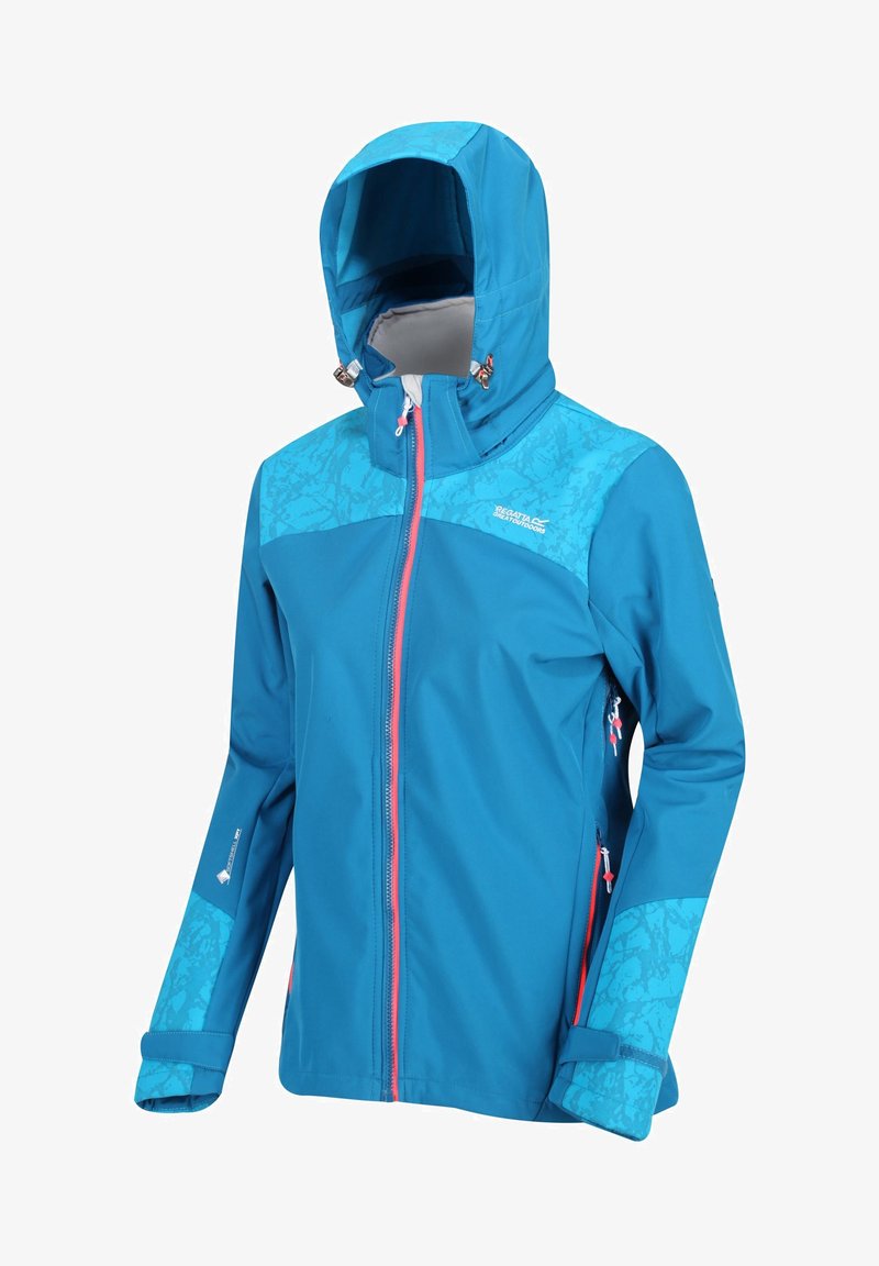 Veste outdoor bleue à capuche avec épaules et poignets à motifs, fermeture éclair rose, sangles réglables aux poignets et poches latérales zippées.