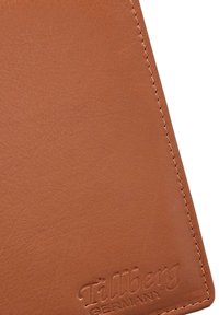 Bruine leren portemonnee met een gladde textuur, voorzien van het geëtste "Tillberg Germany" merk en zichtbare stiksels langs de randen.