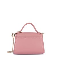 Piccola borsa a tracolla in pelle rosa con un design strutturato, manico superiore e una tracolla a catena removibile. Presenta una superficie texture e hardware dorato.