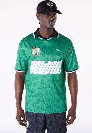 Camiseta de baloncesto verde con gran texto blanco «CELTICS», logo de los Boston Celtics, cuello negro y un patrón texturizado en toda la prenda.