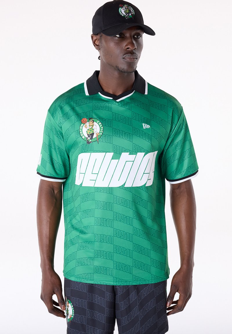 Camiseta de baloncesto verde con gran texto blanco «CELTICS», logo de los Boston Celtics, cuello negro y un patrón texturizado en toda la prenda.